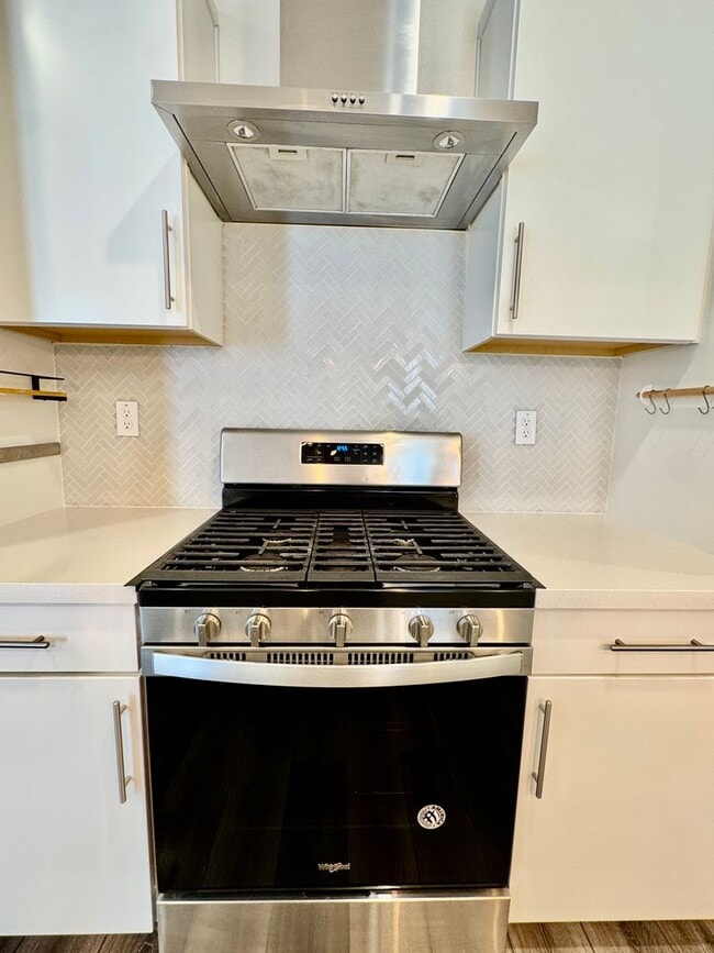 Building Photo - NEWER 2 BED, 2.5. BATH TOWNHOME IN BROADWAY AREA OF SACRAMENTO