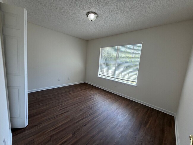 Building Photo - Comfort, Convenience & a Fresh Start in Palm Coast!
