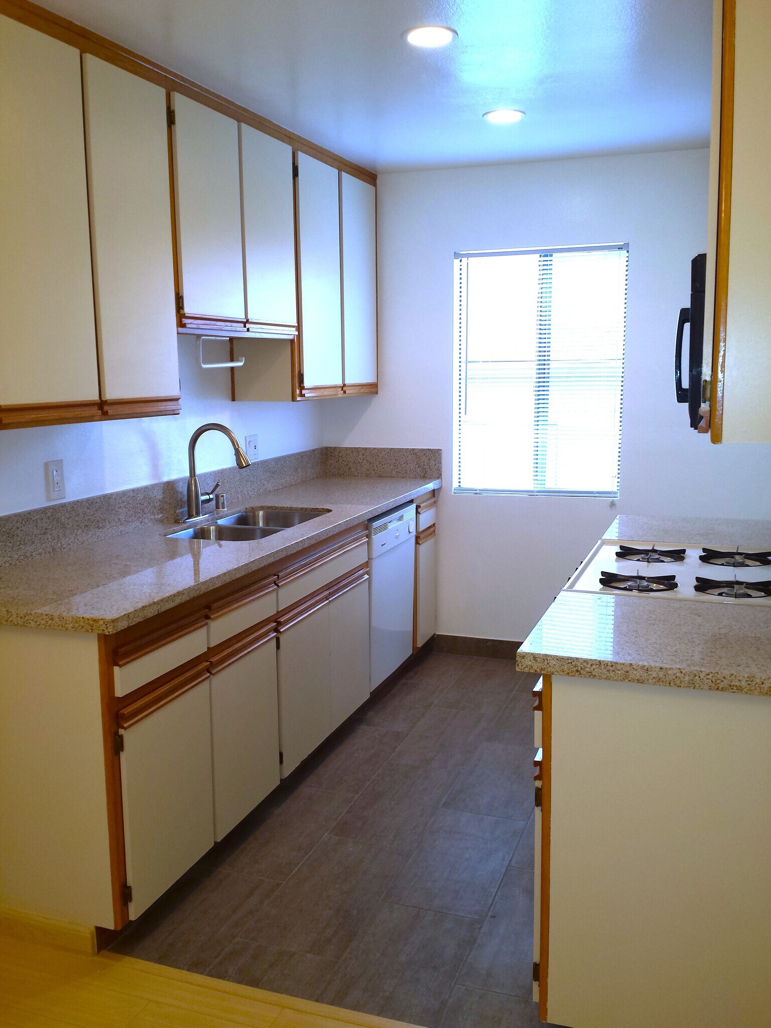 Building Photo - 302 E Elmwood Ave