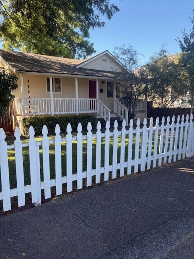 Building Photo - Charming 2 bedroom, 1.5 bath home in Old Folsom near Sutter Street