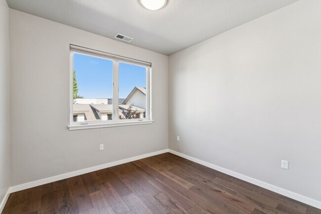 Building Photo - 3520 N Prospect Ln