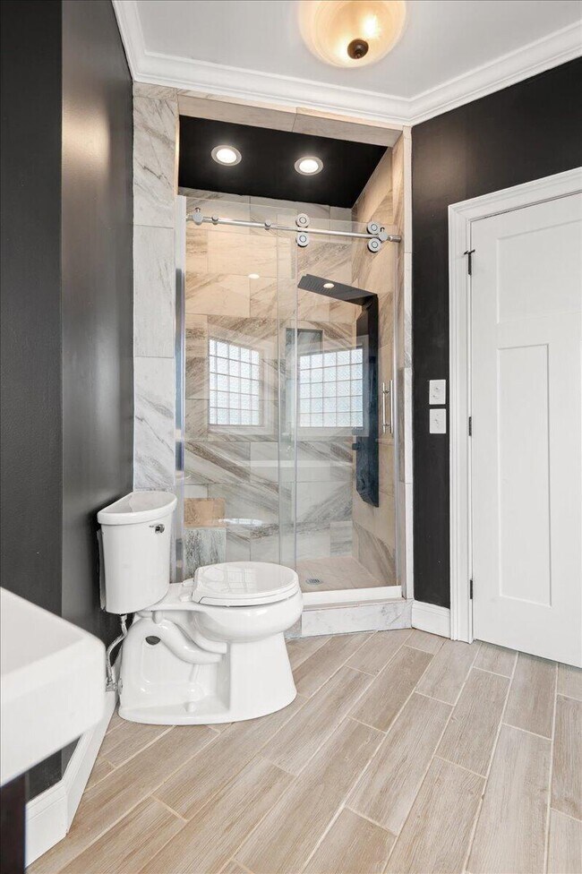 Building Photo - 200 Crooked Creek Dr