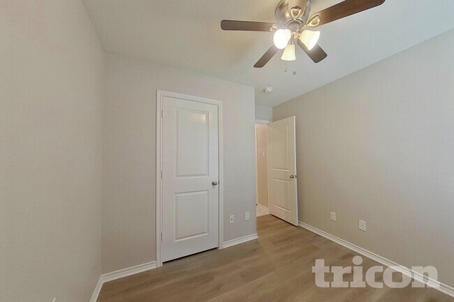 Building Photo - 881 Darst Dr