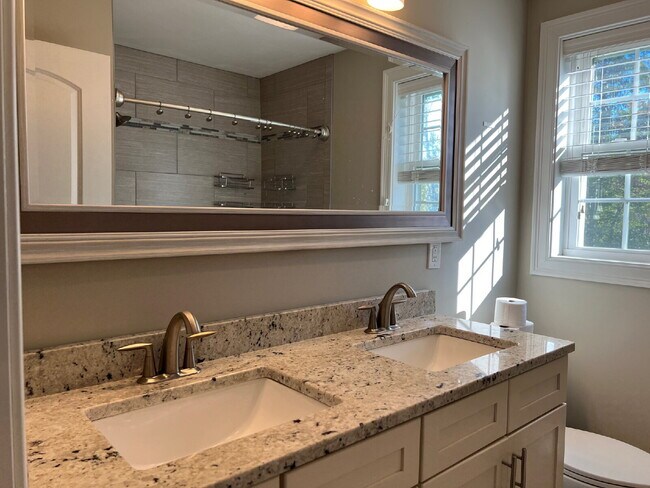 Building Photo - Gorgeous and newly renovated townhouse-sty...