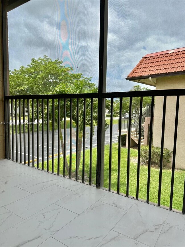 Building Photo - 21911 Lake Forest Cir