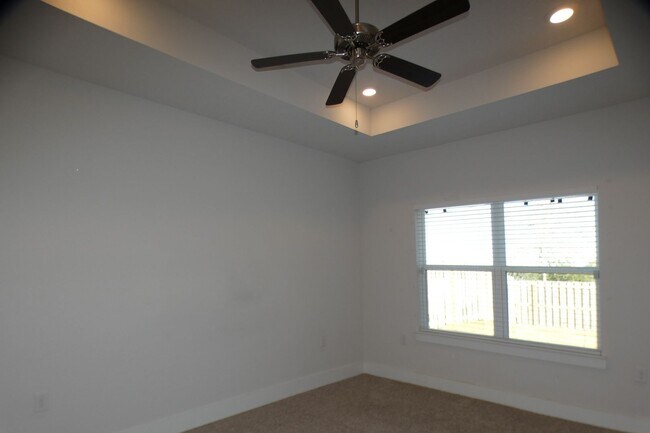 Building Photo - 4-Bedroom Home - Community Pool