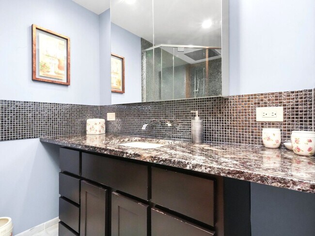 Building Photo - 8705 W 92nd Pl