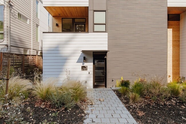 Building Photo - Modern 3 Bed, 3.5 Bath Townhouse for Rent