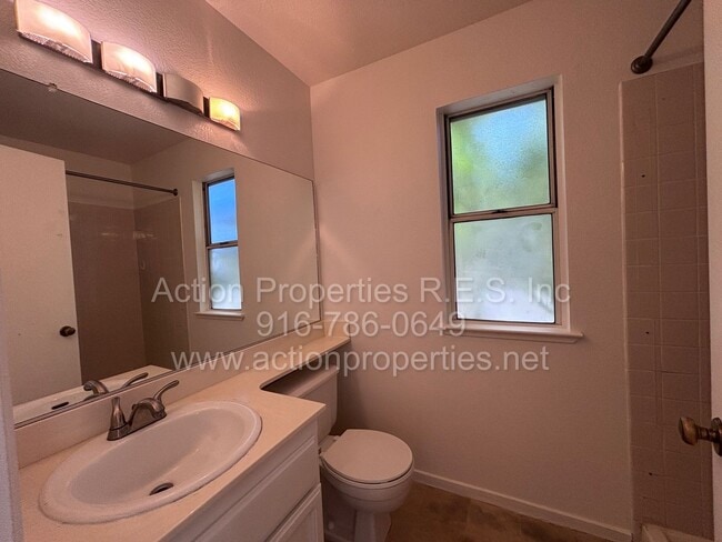 Building Photo - Charming 3 Bed, 2 Bath House - Close to Shopping, Schools, and Parks - New Paint - Updated Flooring!