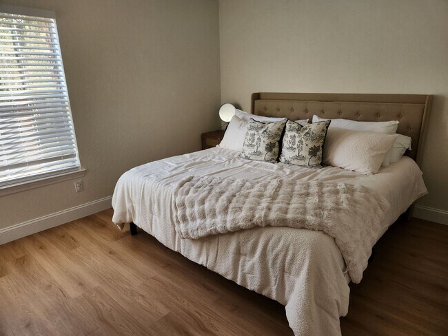 Building Photo - 8926 Manor Loop