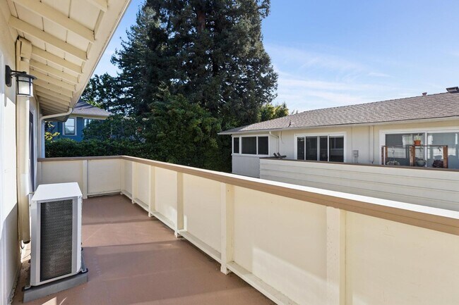 Building Photo - Remodeled 2 Bedroom in Downtown Palo Alto with Central A/C!