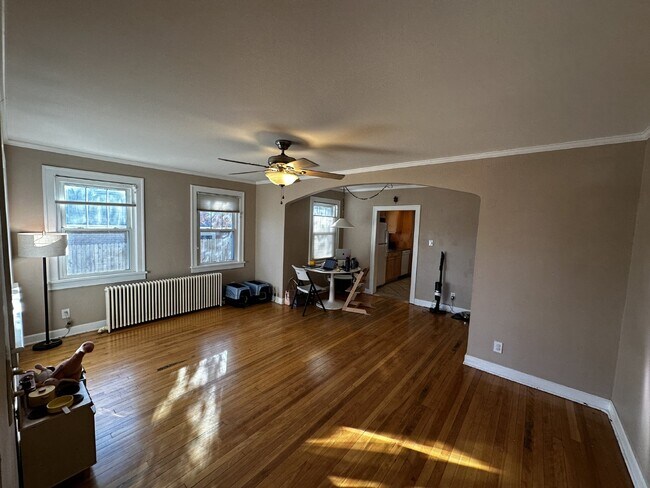Building Photo - AVAILABLE NOW! "Charming 3-Bedroom Oasis with 2 Full Baths in the Sunset Neighborhood!"