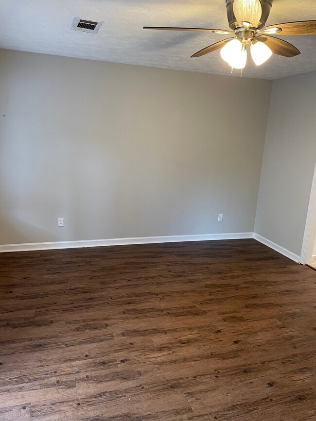 Building Photo - 498 E University Dr