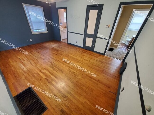 Building Photo - 2 Bedroom Waldo Charmer!!-Available in AUG...