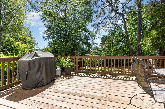 Building Photo - 4901 Stonehill Dr