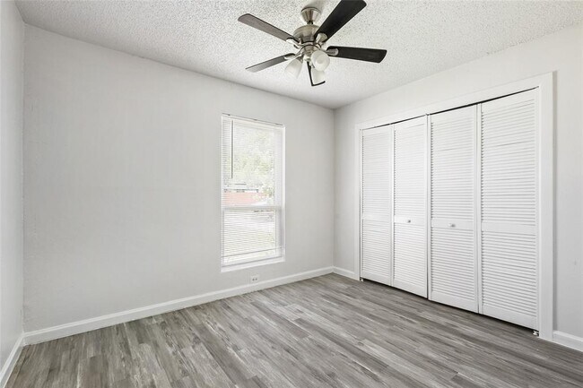 Building Photo - 1800 Cameo Dr