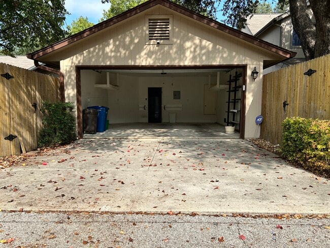 Building Photo - 5706 Quail Crown