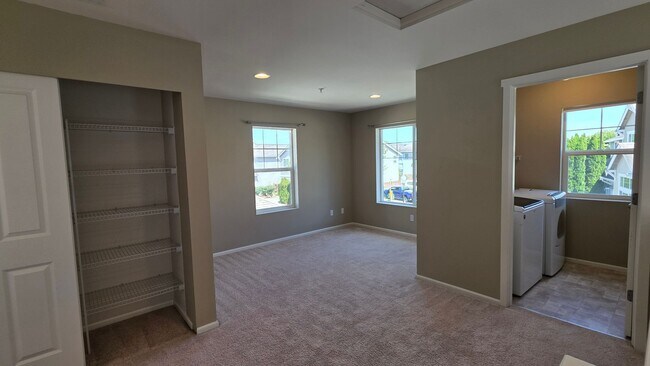 Building Photo - Kent The Parks HOA Community  3 bed, 2.5 bath rental home. Available NOW!