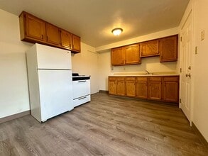 Building Photo - Spacious 2BR Townhome with Washer and Dryer Hook-ups & Yard! Call us Today for a Showing!