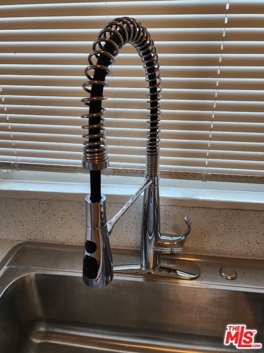 Building Photo - 6685 De Longpre Ave