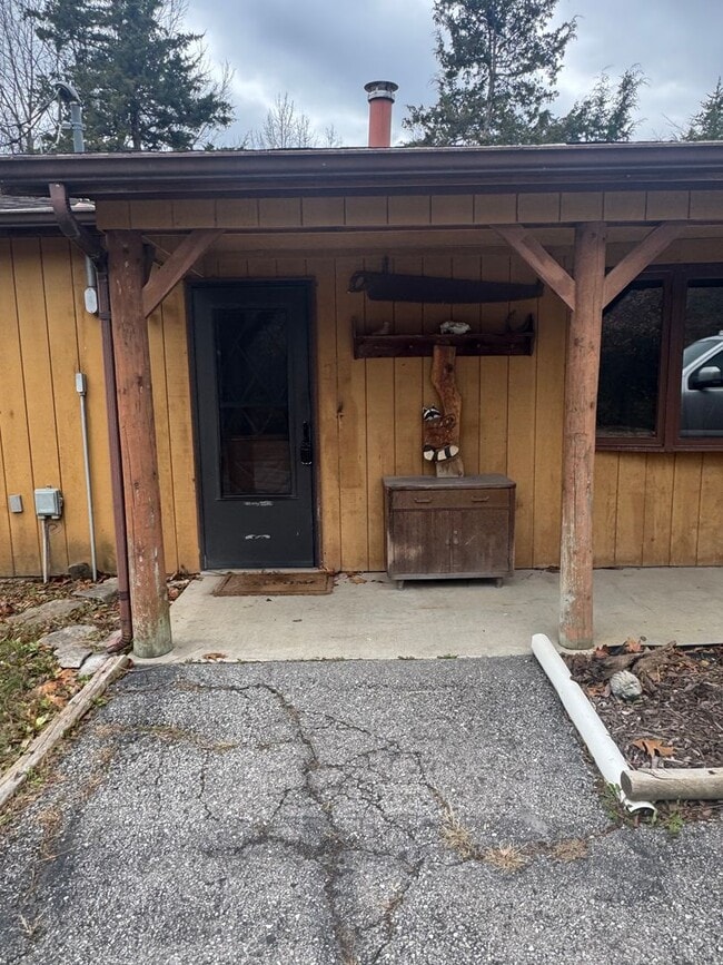 Building Photo - 2 bed 1 bath house