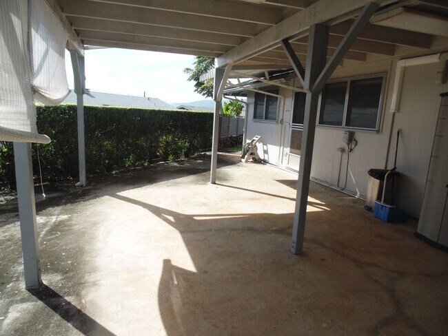 Building Photo - Large partly furnished house in Pearl City - PET FRIENDLY!