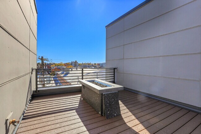 Building Photo - $3,200.00 - 2 Bedrooms, 2.2 Bathrooms, Tow...