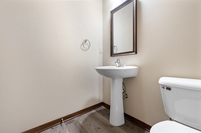 Building Photo - 3 Bedroom / 2.5 Bathroom / Townhouse