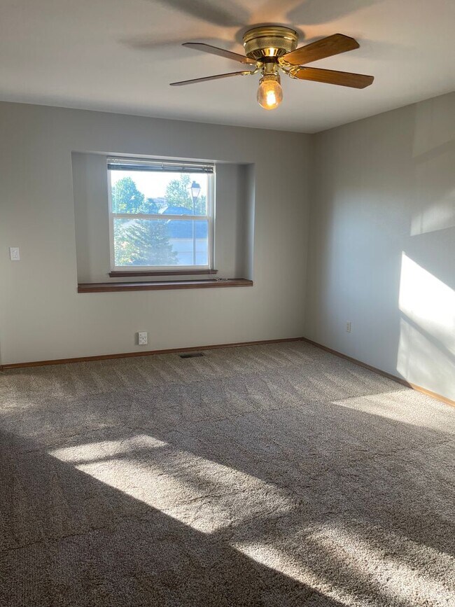 Building Photo - $2323 | 3BR/3.5BA | Cute House for Rent in Briargate