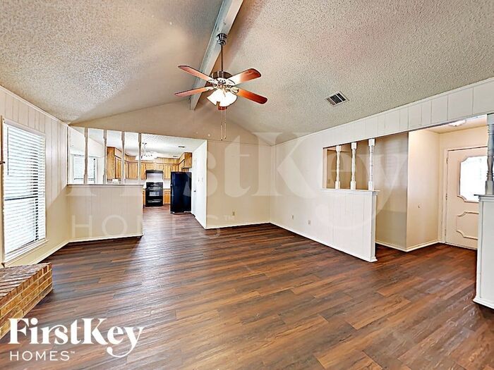 Building Photo - 8213 Meadowbrook Dr