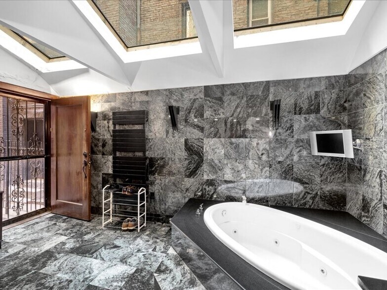Building Photo - 407 Marlborough St