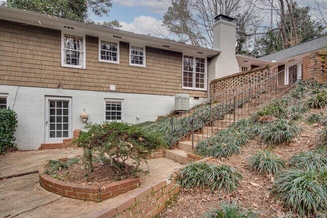 Building Photo - 4601 Club Cir NE