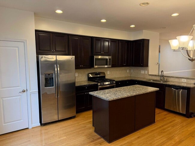Building Photo - 14600 Featherstone Gate Dr