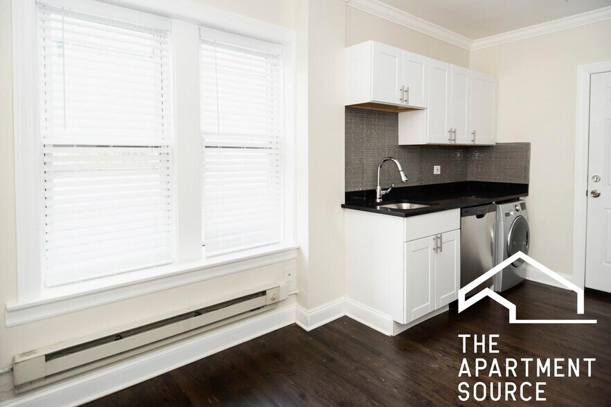 Building Photo - 3855 N Greenview Ave