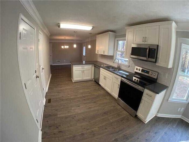 Building Photo - Fantastic 4bd/2ba home! Coming soon!