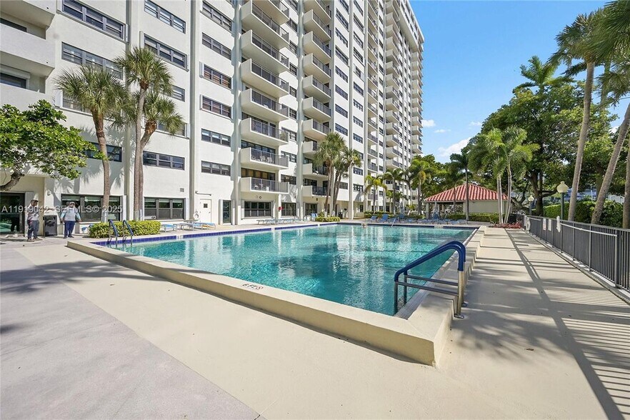 Building Photo - 3200 Port Royale Dr N