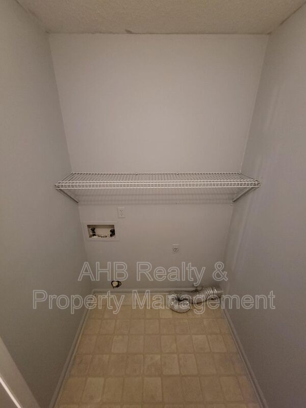 Building Photo - 309 Somers Ave