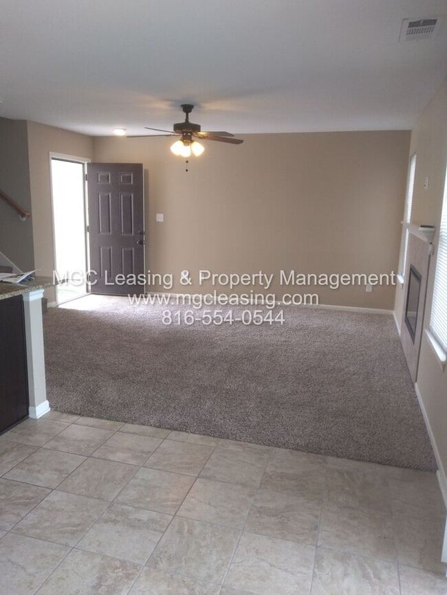 Building Photo - 3 Bedroom Townhome with 2-car Garage - Nor...