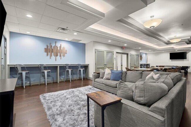 Building Photo - Renovated Condo with Skyline Views