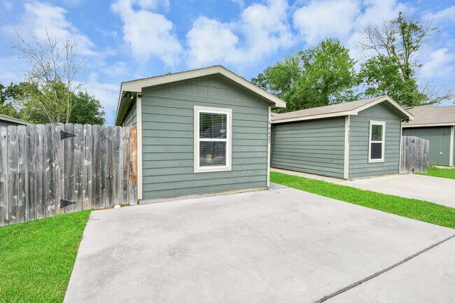 Building Photo - 9027 Madera Rd