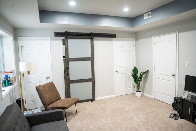 Building Photo - 4 Bedroom 3.5 Bathroom Townhome available in Suncrest Village- 06/4/2026