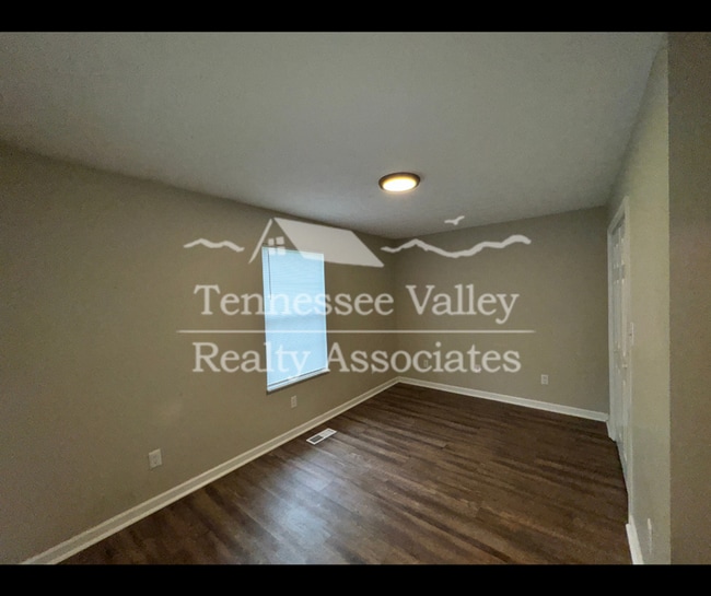 Building Photo - NEW PRICE! MOVE IN READY! Delightful 2 bed...