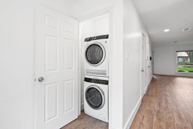 Building Photo - 10240 Longmont Dr