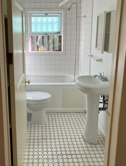 Bathroom/ tub and shower - 2272 Silver Ridge Ave