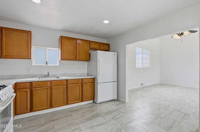 Building Photo - 15088 Rancho Del Sur Dr