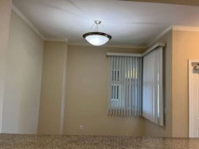 Building Photo - Epic REA - Great 1 BR/1 BA Condo w/Parking...