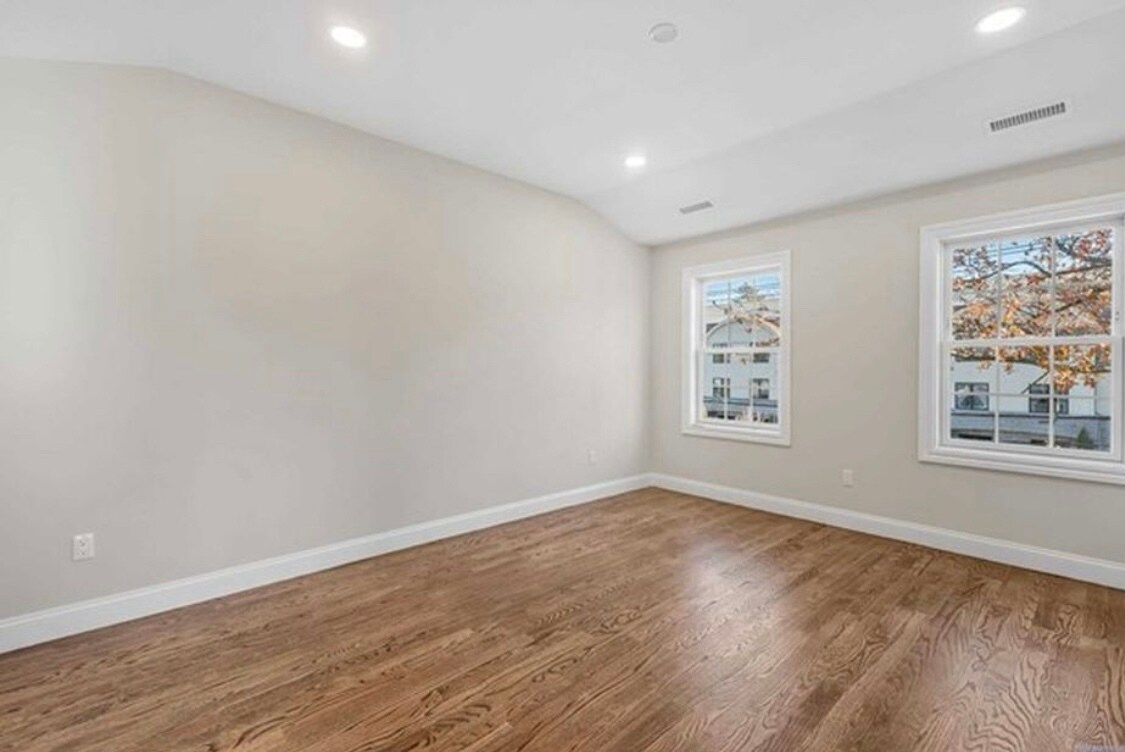 Building Photo - 20 Zazzetti St