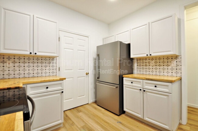 Building Photo - 1032 Whitshire Way