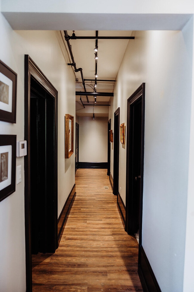 Building Photo - 275 S Limestone