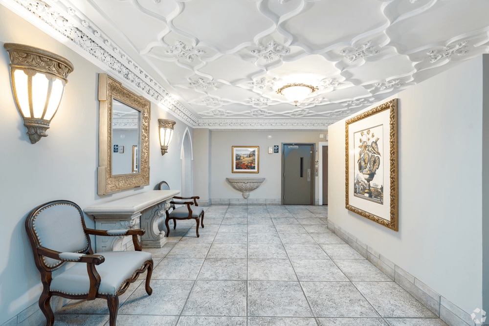 Building Photo - 901 W Argyle St